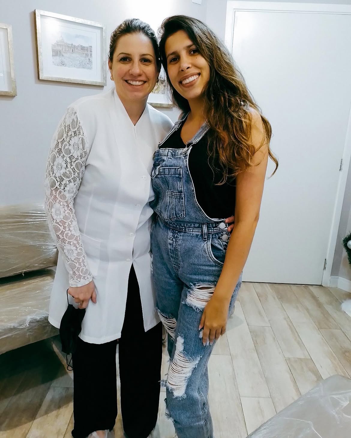 Dra. Juliana Müller ao lado de paciente — Atendimento Humanizado